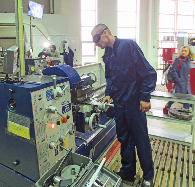 Токарний цех у Харківському центрі професійно-технічної освіти державної служби зайнятості, де готують токарів II розряду. Фото автора